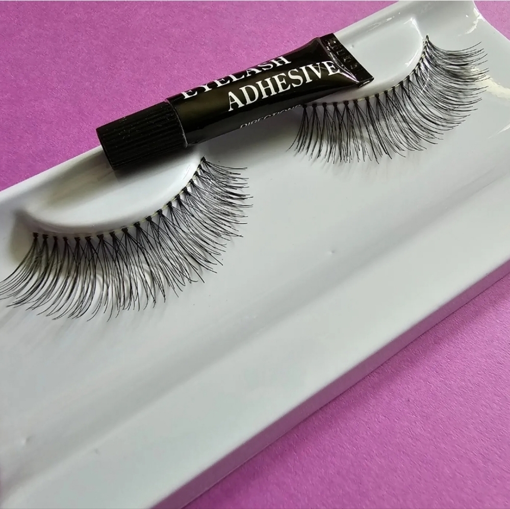 False eyelashes 10 pack of Mélanie with adhesive. 100% Human Hair.